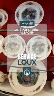 [𝙇’𝙖𝙧𝙩 𝙥𝙤𝙥𝙪𝙡𝙖𝙞𝙧𝙚 𝙖𝙡𝙨𝙖𝙘𝙞𝙚𝙣]: Quatrième épisode de notre série consacrée à l’art populaire alsacien ! 🔴⚪️

➡️ Aujourd’hui, on te présente un service que tous les alsaciens ont dans leur placard ! 🍽🍶

➡️ Pourquoi "Service d'Obernai" ?
Selon le livre de Michel Weyl "Images d'Alsace", deux versions s’opposent concernant cette appellation. Première version : les dessins proposés par Henri Loux pour les décalcomanies de Sarreguemines auraient formé un décor mural de l’hôtel Saint-Jacques à Obernai. Des clients auraient aimé aussi voir ces décors dans leurs assiettes. Deuxième version : le propriétaire et gérant du restaurant « À la cloche d’Obernai » aurait sollicité la réalisation de décors de vaisselle de table à partir des dessins originaux de Loux, qu’il connaissait. Ce qui est sûr, c’est que la conception de ce service a été lancée à Obernai.

ℹ️ À noter que Henri Loux était engagé comme « décorateur », rémunéré au temps passé à Sarreguemines et non à la pièce, il ne bénéficia d’aucun droit de reproduction ou de propriété intellectuelle. 

📸 Henri Loux, Wikimédia Commons
🎶 Epic Cinematic Background Music, by SigmaMusicArt, Pixabay

#art #alsace #antiquités #service