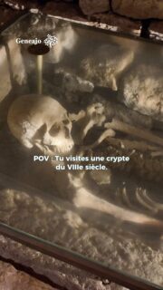 Cette crypte, c'est celle de l'abbatiale de Marmoutier ! Et c'est très impressionnant ! Vraiment, à voir absolument si tu es dans le coin ! 😮🤩⛪️
🕛 Horaire de visite :
De janvier à avril, fin octobre, novembre et décembre :
De 9 h à 11 h 30 et de 13 h 30 à 16 h 30.
De mai à mi-octobre :
De 9 h à 18 h.
ℹ️ Des fouilles archéologiques réalisées entre 1974 et 1976 ont révélé des témoins fondamentaux de l’histoire de l’abbatiale : des vestiges architecturaux révélant des édifices antérieurs, une quarantaine de tombes ainsi que de nombreux objets. Ces découvertes sont présentées de façon pédagogiques dans la crypte archéologique aménagée par le Service des Monuments Historiques. Son accès se fait par l’escalier dans le transept sud de l’église. Les vestiges exposés dans la crypte concernent les éléments d’une église mérovingienne construite en 724, plus précisément l’abside centrale entourée des absidioles nord et sud. Sont également présentés les soubassements d’un petit autel, des restes de sépultures et trois sarcophages remarquables : un sarcophage en grès du XIIe siècle découvert dans le transept nord où étaient inhumés les avoués du monastère, un sarcophage en calcaire, exemplaire très rare en alsace, dans un état de conservation exceptionnel et un sarcophage monoxyle d’époque carolingienne façonné dans un tronc de chêne.
Source : Ville de Marmoutier
#alsace #histoire #tombe #patrimoine #abbaye